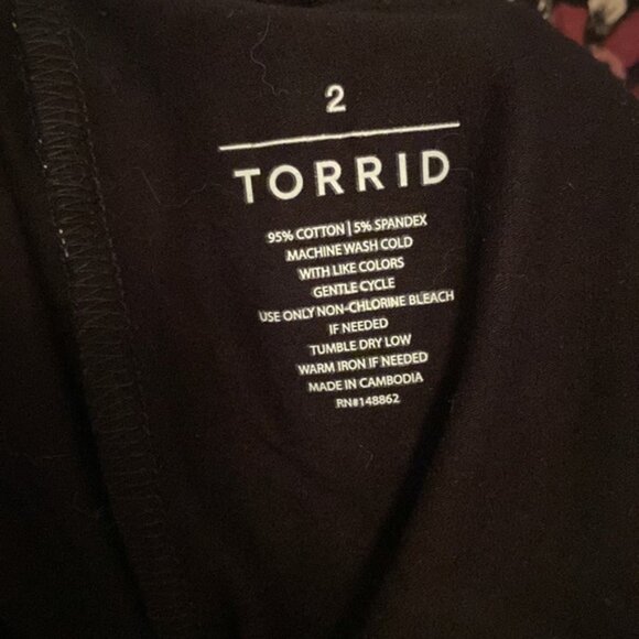 Torrid skull and rose women’s leggings size 2 - Picture 3 of 3